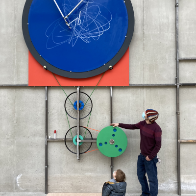 Les premières traces graphiques lors de l'inauguration de l'installation (19.12.21). Ici avec son créateur et constructeur Tim Mareda